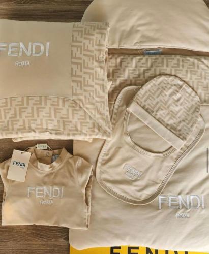 طقم فندي لون بيج غامق ٥قطع (كيس الماركة مجاناً)