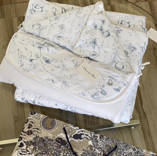 الأكثر مبيعاً طقم ديور ٥ قطع ( كيس الماركة مجاناً)