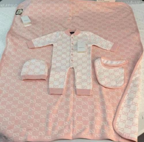 طقم قوتشي ( كيس الماركة مجاناً )