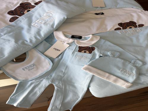 طقم فندي ٥ قطع ( كيس البراند مجاناً )