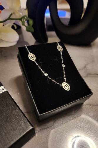 Women's gold necklace with the earring