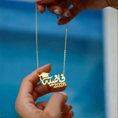 Graduation pendant plated with gold