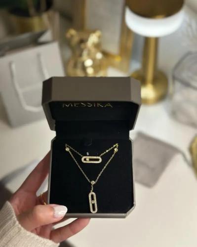 Women's zircon necklace with accessories