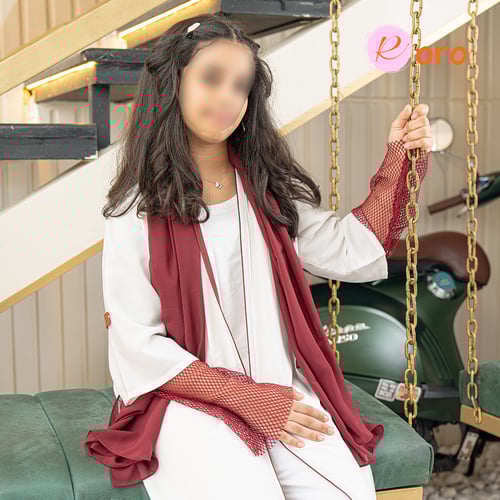 عباية بيضاء بأكمام شبكية ملونة