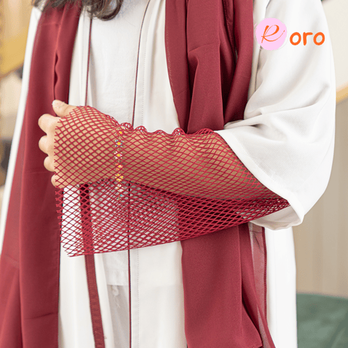 عباية بيضاء بأكمام شبكية ملونة