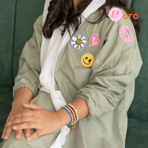 عباية كاجوال زيتية تفاحي بتطريز وكتابة حرف