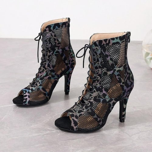 صنادل نسائية بكعب عالٍ