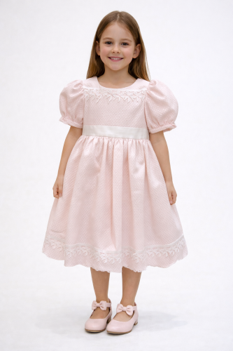 فستان وردي بتطريز ابيض