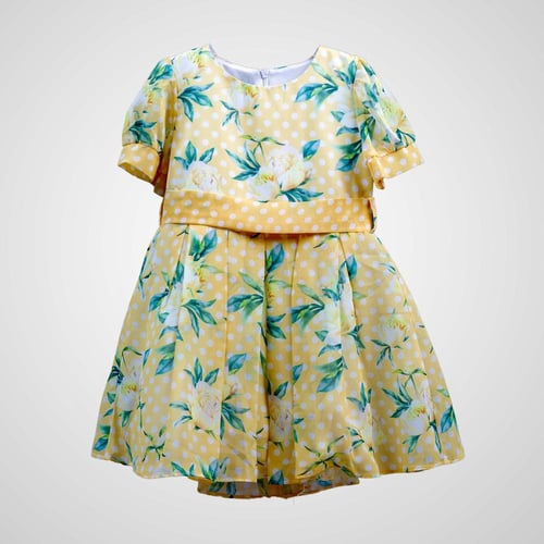 فستان اصفر هادي يشابه الليمون بنقش ورود بيضاء