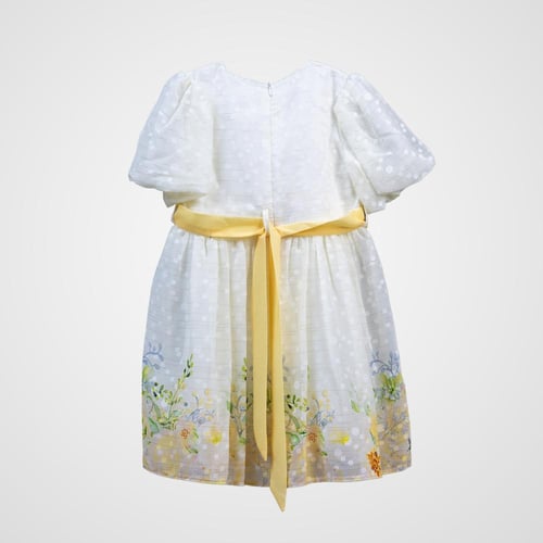 فستان ابيض هادئ وحزام اصفر