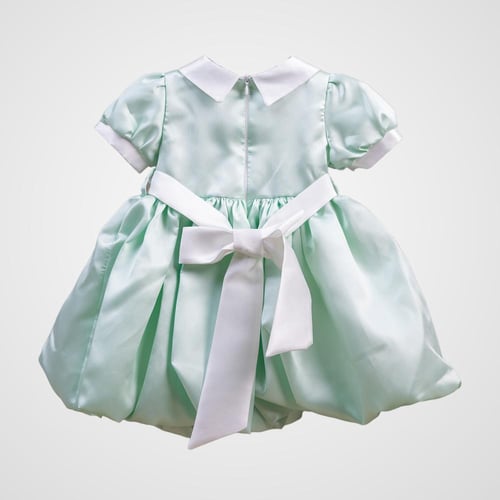 فستان تفاحي بياقة بيضاء