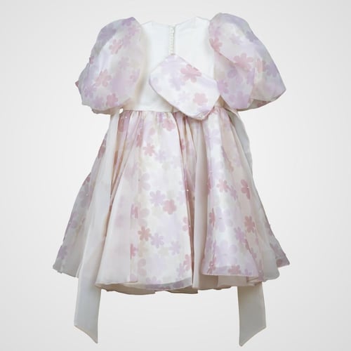 فستان أبيض سكري مع زهور بتدرجات ناعمة