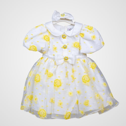 فستان ابيض مزين بورود صفراء