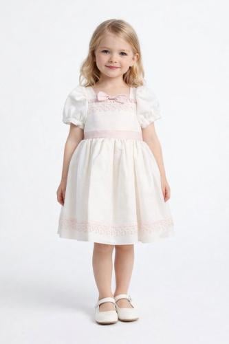 فستان ابيض عاجي بلمسات وتطريز وردي