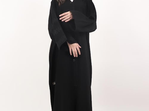 عبايه مطرزه