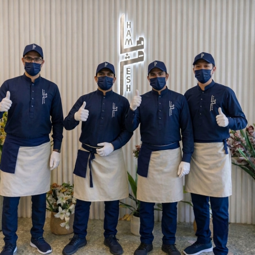 طقم كحلي مريلة بيج مع قميص وكاب وبنطلون وربطة
