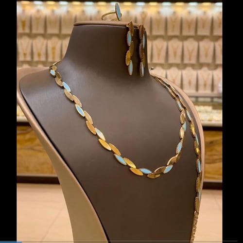 طقم ذهب مزين بالون السماوي