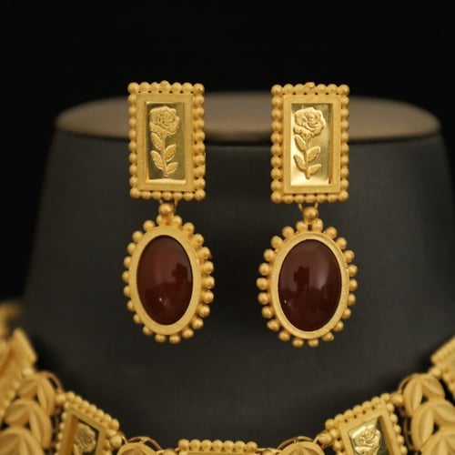 مخنق حجر عقيق كبدي مزين بالسبائك