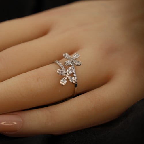 خاتم أبيض تطبيق الماس شكل ورتين