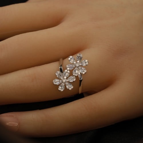 خاتم أبيض تطبيق الماس شكل ورتين