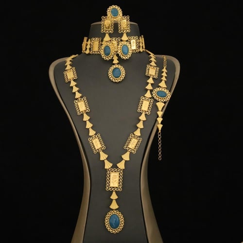 طقم مزين بسبائك مع المخنق