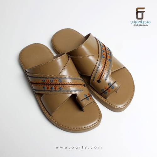 حذاء شرقي بيج مطرز
