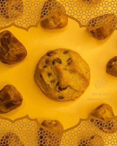 قطعة كوكيز تمر بالشوكولاتة