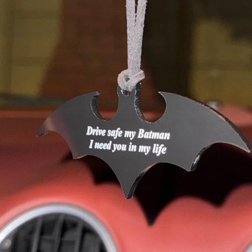 تعليقة باتمان بعبارة حسب الطلب