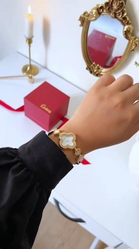 ساعة نسائيه بسير ستيل بلون الذهبي والفضي