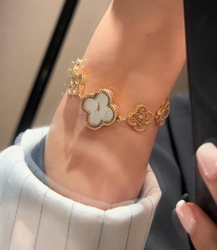 ساعة نسائيه بسير ستيل بلون الذهبي