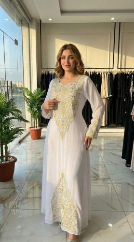 عباية شيفون أنيقة بقصة انسيابية ولمسات فاخرة