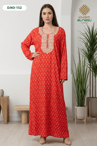 جلابية كشميري بتصميم راقٍ ولمسات تطريز تقليدية