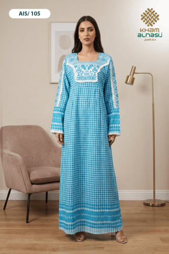 جلابية فلسطينية مطرزة بتصميم عصري وألوان صيفية