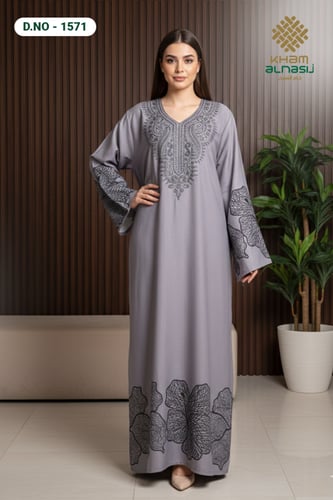 جلابية أنيقة بتطريز أسود – تصميم شرقي فاخر