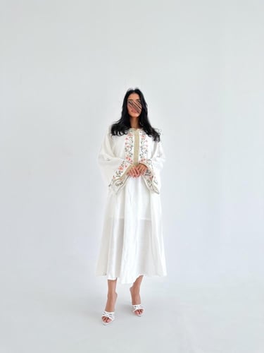 جلابية نسائية بأكمام واسعة