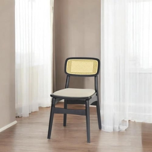 كرسي خشبي أنيق بظهر من الخيزران