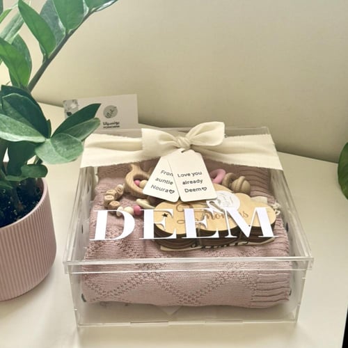 صندوق اكريلك بالأسم