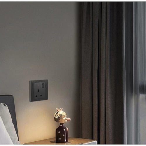 فيش ثلاثي مع مفتاح 13 امبير لون اسود توفل