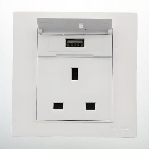 فيش ثلاثي مع منفذ يو اس بي USB لون ابيض سادة توفل