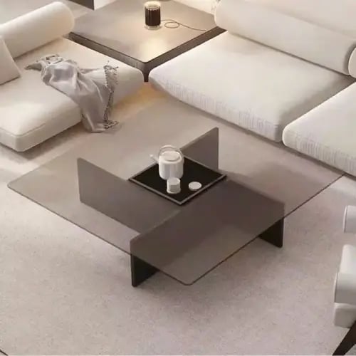 طاولة قهوة مودرن بسطح زجاج و إطار خشبي بتصميم هندس...