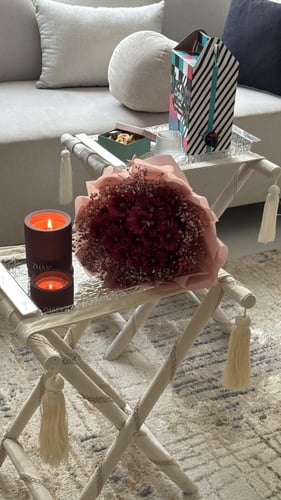 طاولة خدمة قابلة للطي مغطاة بالمخمل البيج مع شرابا...