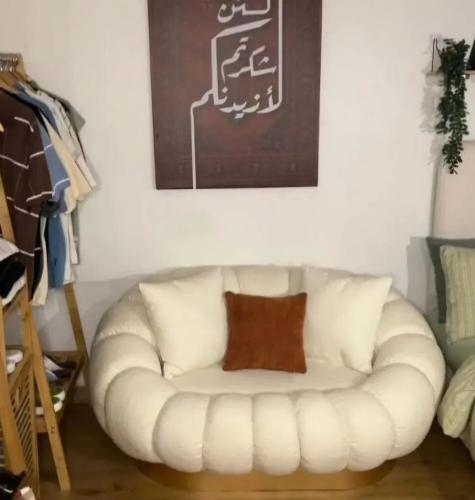 أريكة استرخاء "الغيمة" بيضاء بتصميم فقاعات وقاعدة...