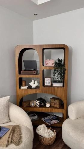 دولاب تحف خشبي بتقسيمات مفتوحة – ارتفاع 180 سم