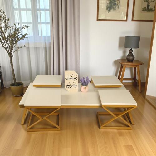 طقم طاولات ضيافة أرضية ذكي 5 قطع سطح خشب بيج وقواع...