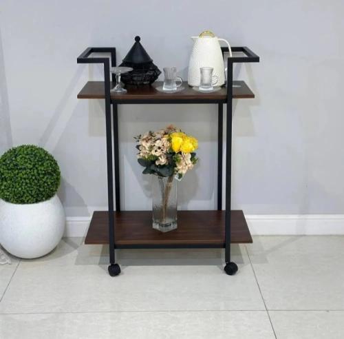 عربة ضيافة (ترولي) معدنية سوداء برفين خشب وتصميم ص...