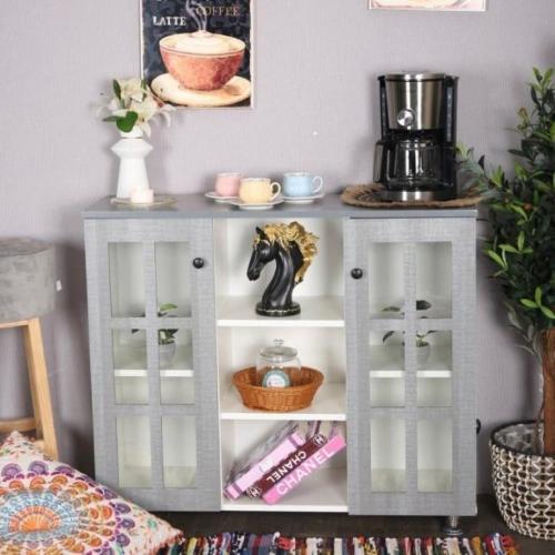 ركن قهوة وبوفيه رصاصي مع أبيض بأبواب زجاجية وأرفف