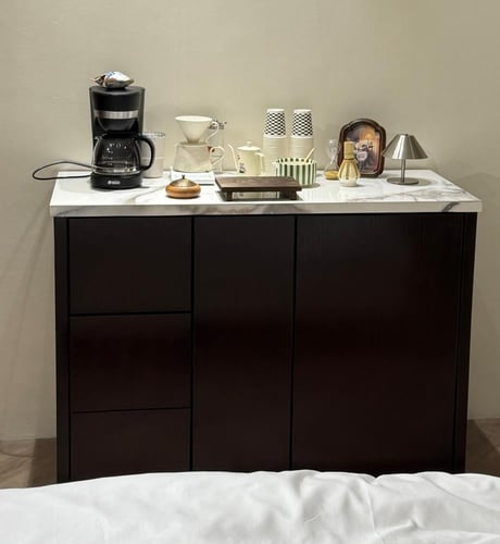 ركن قهوة وبوفيه بسطح بتصميم رخامي وواجهة بخطوط