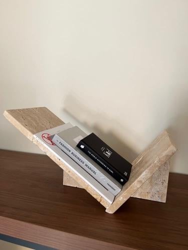 حامل كتب رخامي بتصميم زاوي – قاعدة ترافنتينو