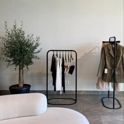 حامل ملابس معدني أسود – ستاند تعليق ملابس بإطار مس...