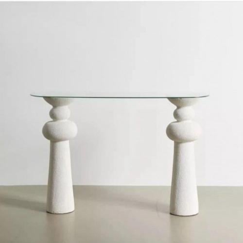 طاولة مدخل كونسول بسطح زجاجي وقواعد خشبية منحوتة